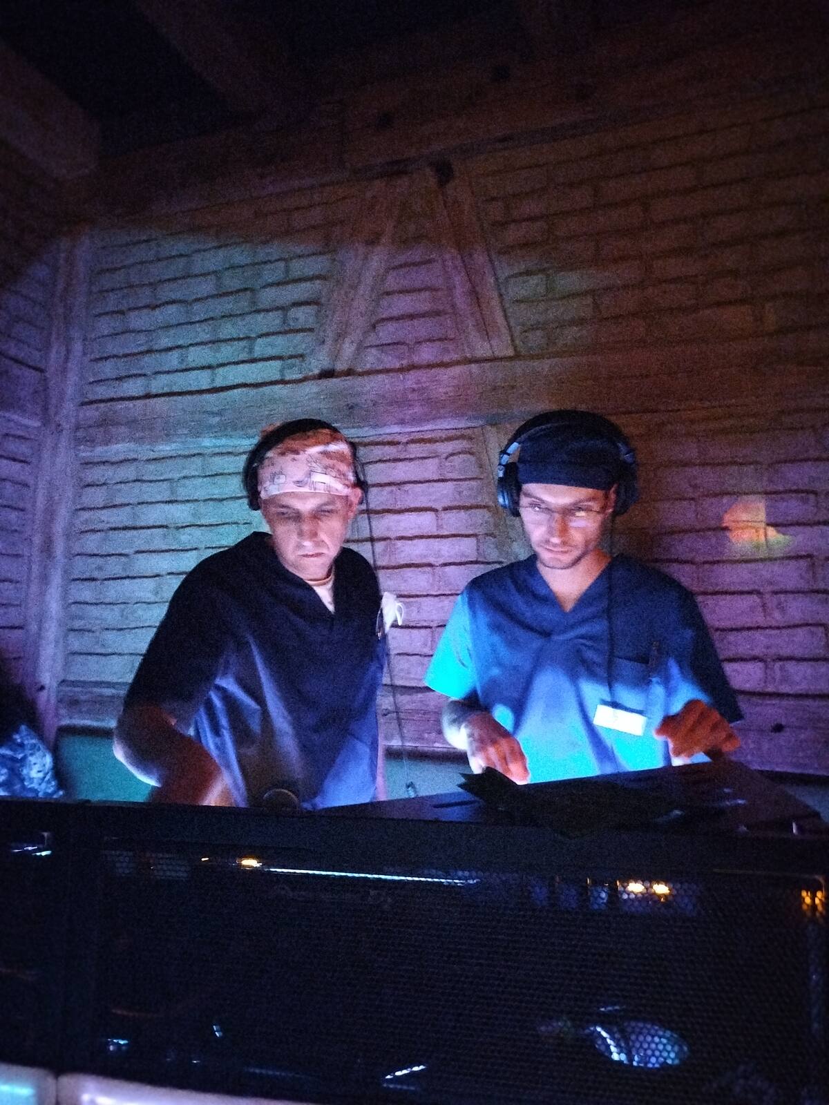 DJ-Team bei der Motto-Party im OP-Outfit