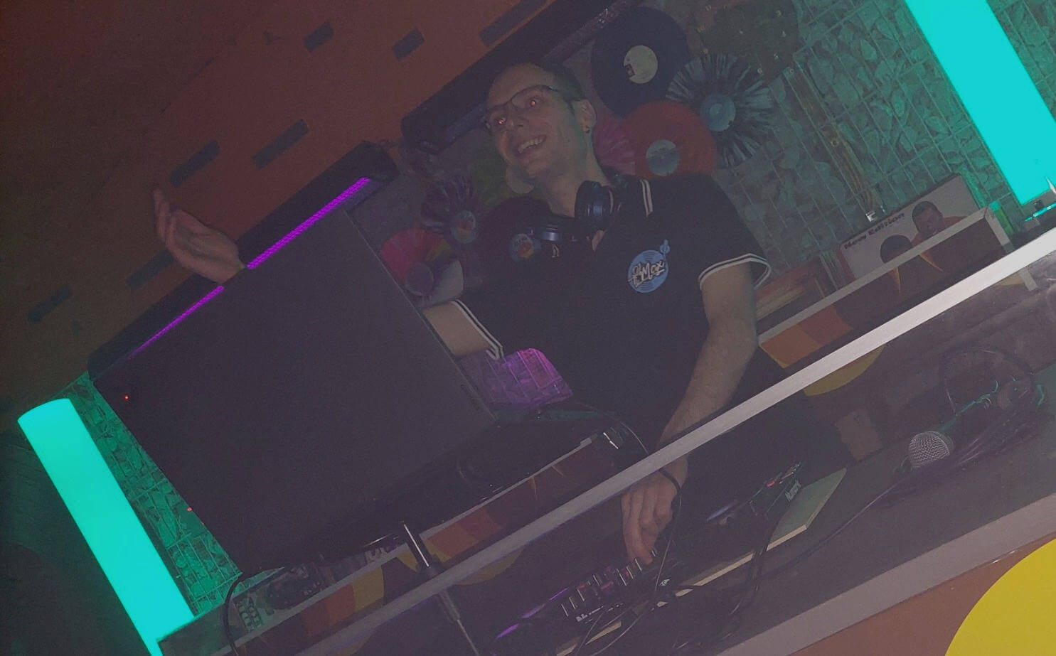 DJ Ti Max am Mischpult bei einem Club-Event
