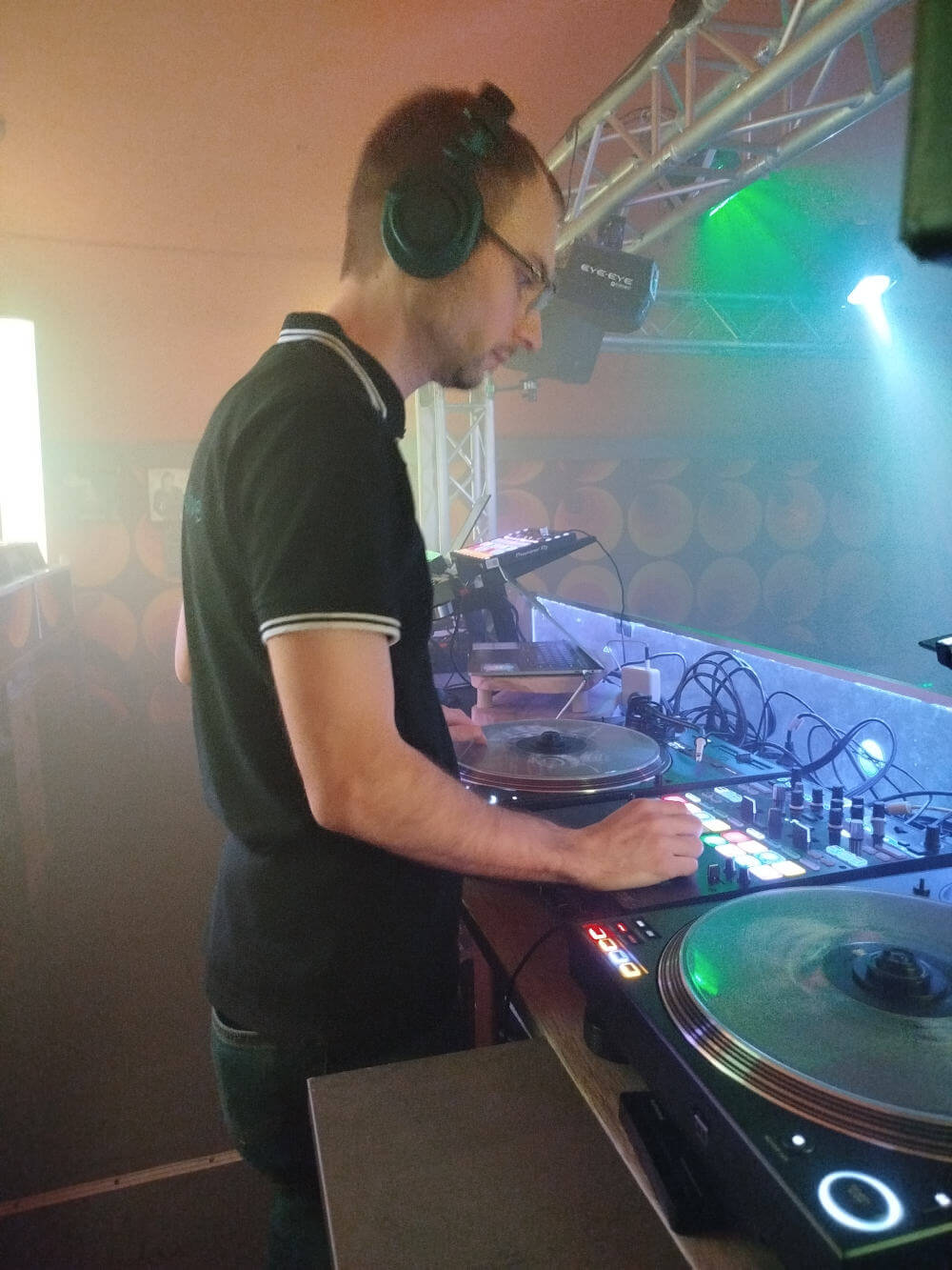 DJ Ti Max Live-Performance mit Lichtshow
