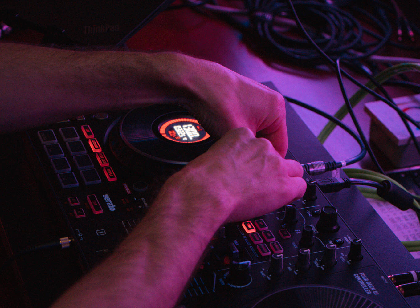 DJ Ti Max am DJ-Pult vor Publikum