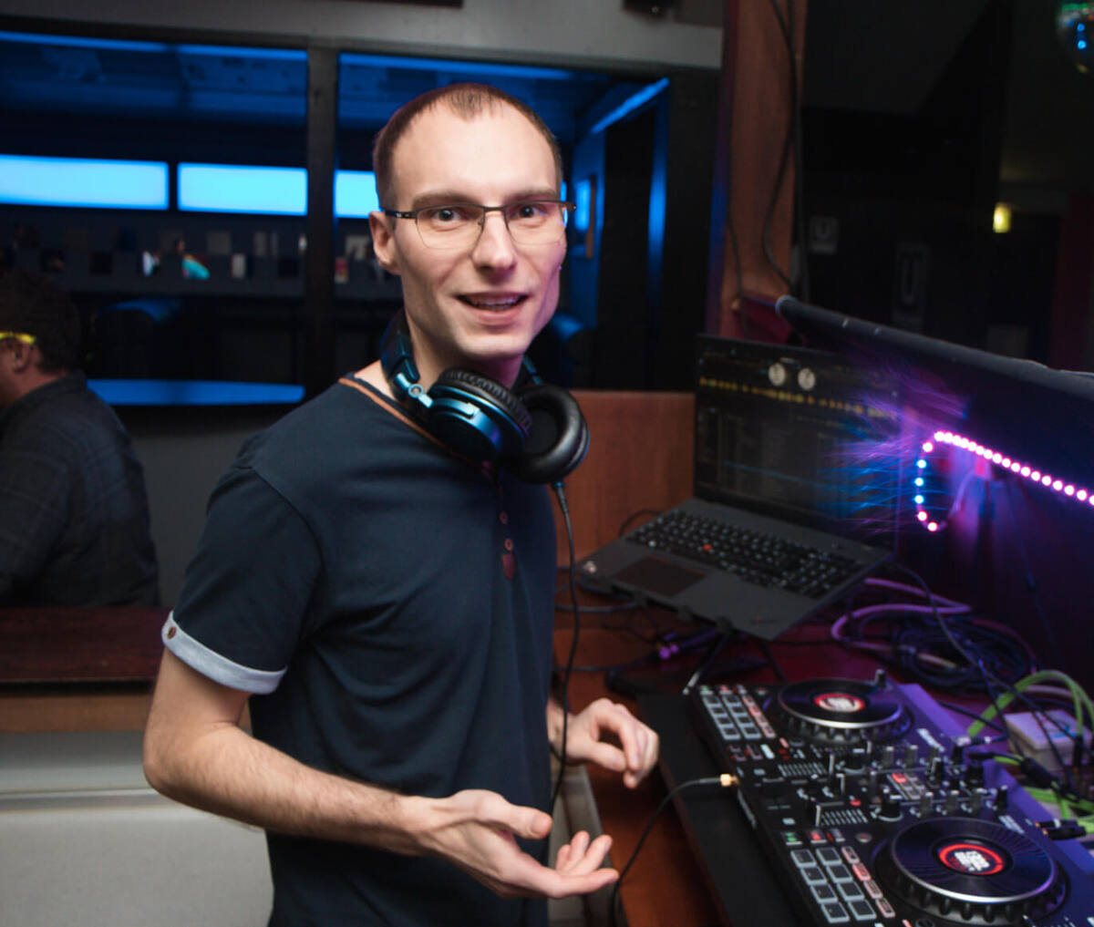 DJ Ti Max beim Auflegen im Kaiser Club